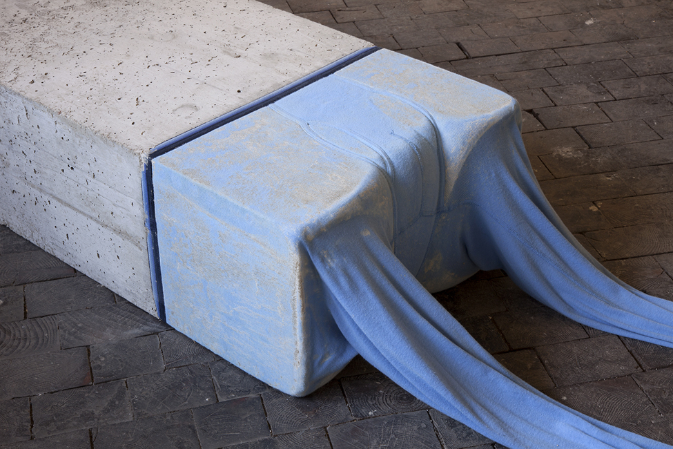 Deep Sleep        /          Beton, lange unterhose     /         25 x 60 x 160 cm