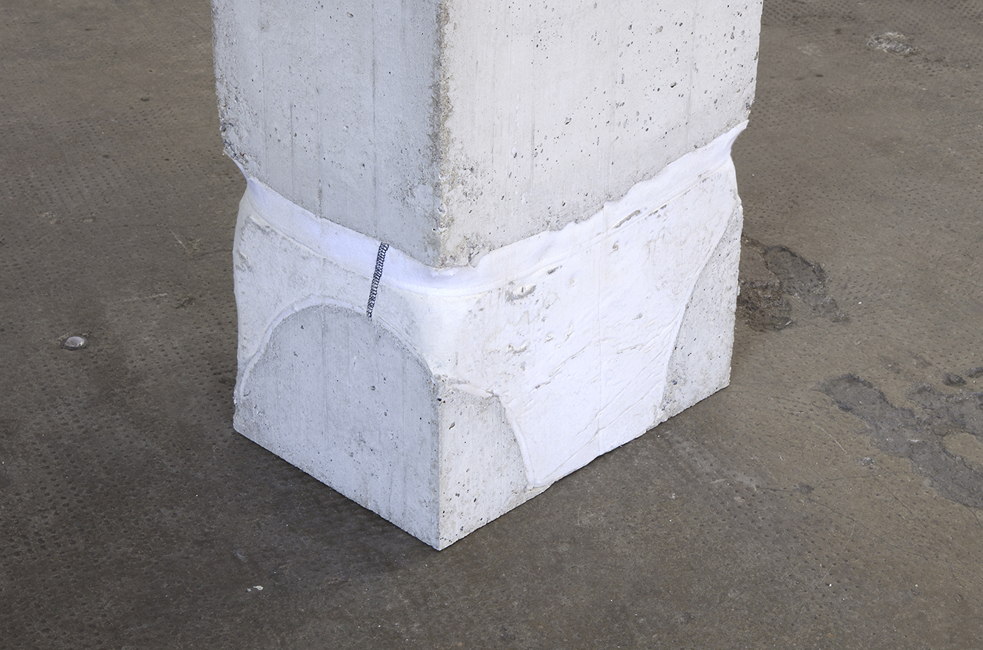 ex future figure / beton,slip,armierungseisen / 126x33x23cm